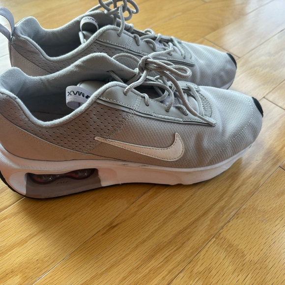 Excellent Choice Women’s Grey Nike Running Sneakers  size 9 - Picture 11 of 11